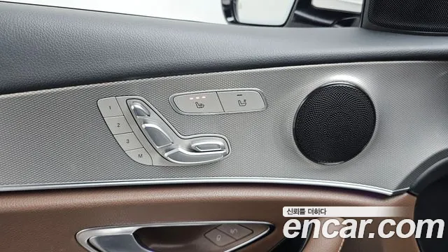 Mercedes-Benz E-Class 2019 thumb 9