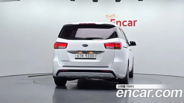 Kia Carnival 2015 thumb 9