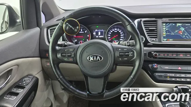 Kia Carnival 2015 thumb 8