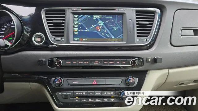 Kia Carnival 2015 thumb 10