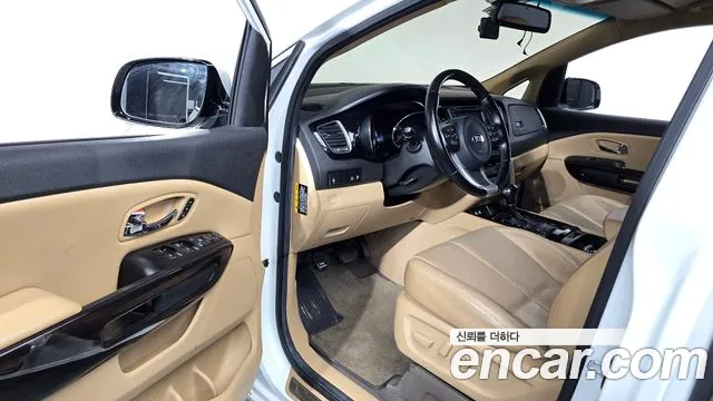 Kia Carnival 2015 thumb 9