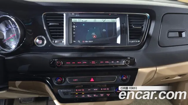 Kia Carnival 2015 thumb 10