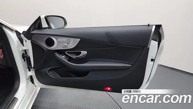 Mercedes-Benz C-Class 2020 thumb 8