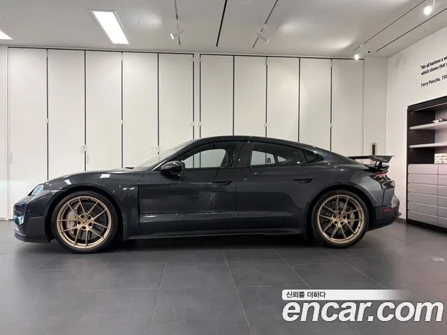 Porsche Taycan 2025 thumb 2