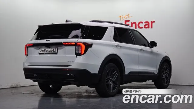 Ford Explorer 2025 thumb 3