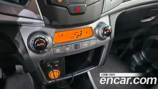 KGM Korando 2014 thumb 11