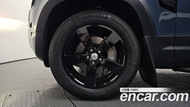 Land Rover Defender 2021 thumb 4