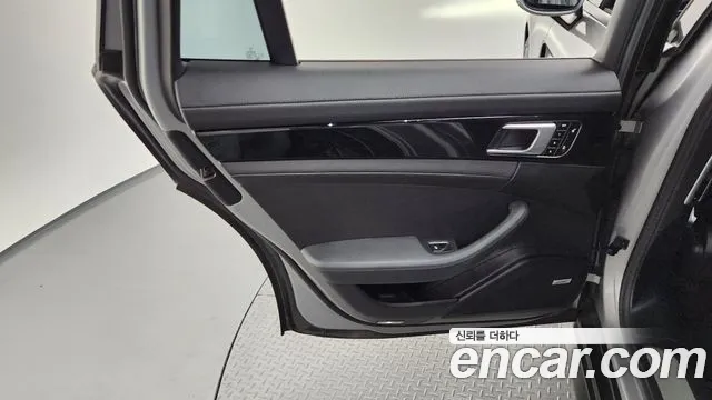 Porsche Panamera 2018 thumb 11