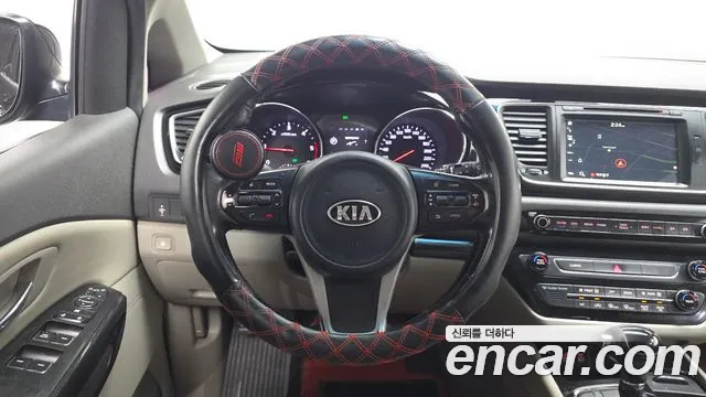Kia Carnival 2015 thumb 10