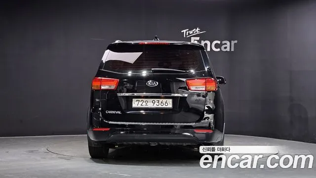 Kia Carnival 2015 thumb 10