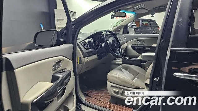 Kia Carnival 2015 thumb 12