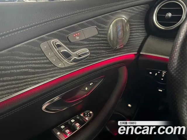 Mercedes-Benz E-Class 2021 thumb 3