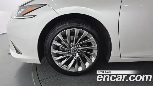 Lexus ES 300h 2024 thumb 4