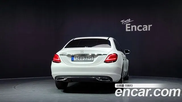 Mercedes-Benz C-Class 2018 thumb 6