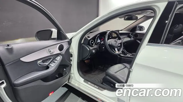 Mercedes-Benz C-Class 2018 thumb 4