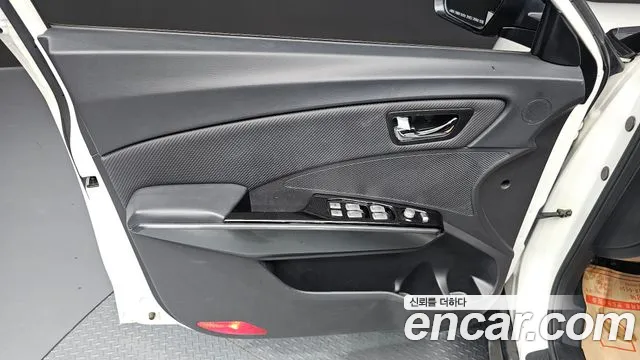 KGM Tivoli Air 2016 thumb 12