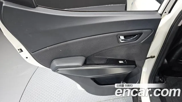 KGM Tivoli Air 2016 thumb 8