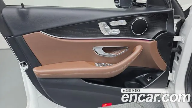 Mercedes-Benz E-Class 2023 thumb 7