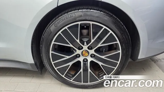 Porsche Taycan 2023 thumb 3