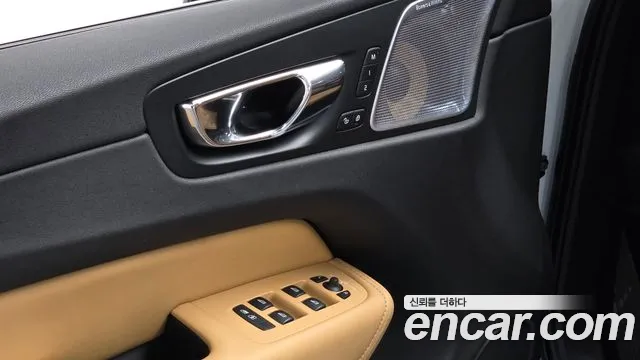 Volvo XC60 2018 thumb 4
