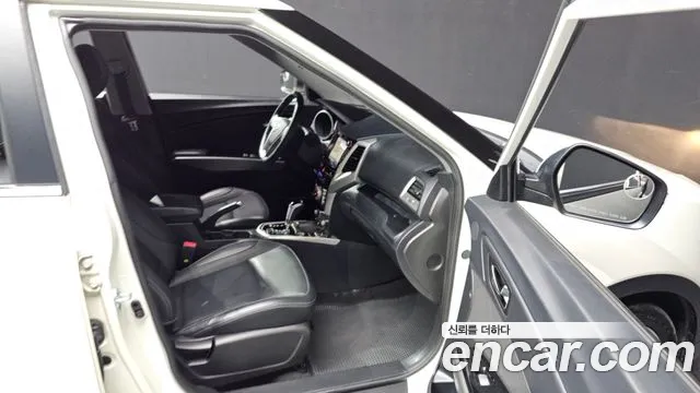 KGM Tivoli 2015 thumb 4