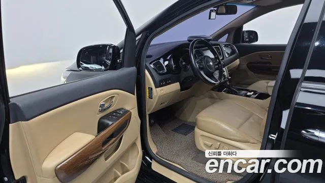 Kia Carnival 2017 thumb 10