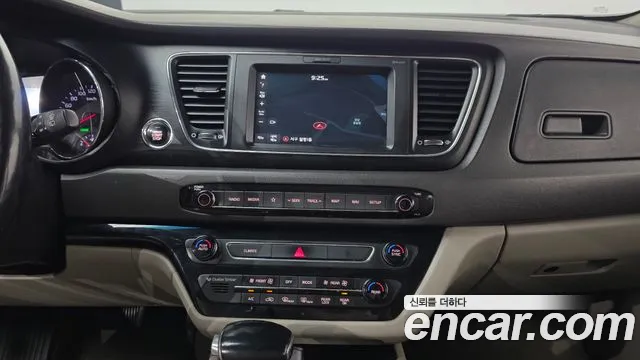 Kia Carnival 2018 thumb 6