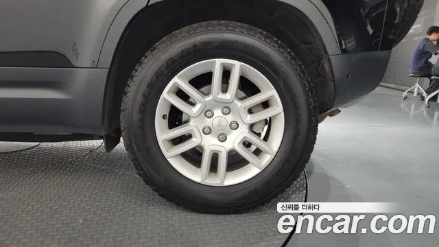 Land Rover Defender 2021 thumb 9