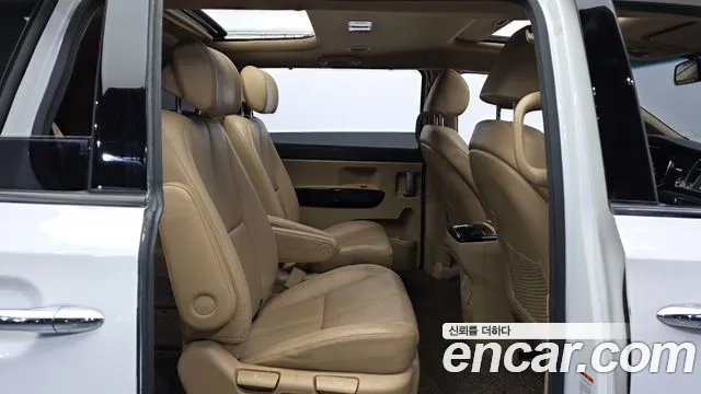 Kia Carnival 2017 thumb 11