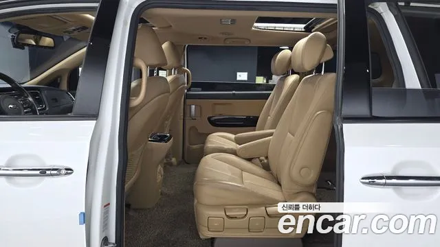 Kia Carnival 2017 thumb 9