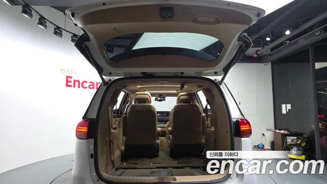 Kia Carnival 2017 thumb 12