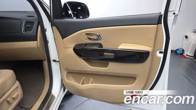 Kia Carnival 2017 thumb 10