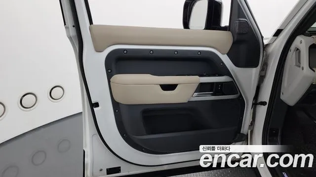 Land Rover Defender 2021 thumb 12