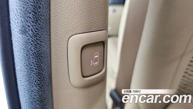 Kia Carnival 2015 thumb 10