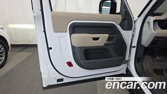 Land Rover Defender 2021 thumb 4