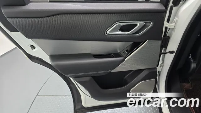 Land Rover Range Rover Velar 2017 thumb 12