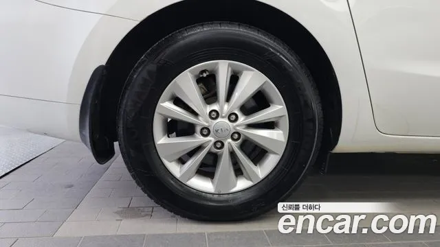Kia Carnival 2015 thumb 5
