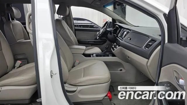 Kia Carnival 2015 thumb 10