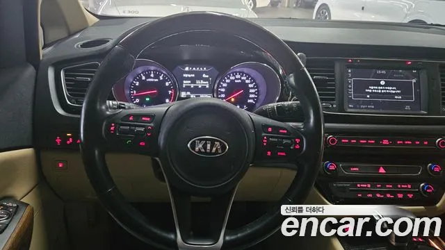 Kia Carnival 2017 thumb 2