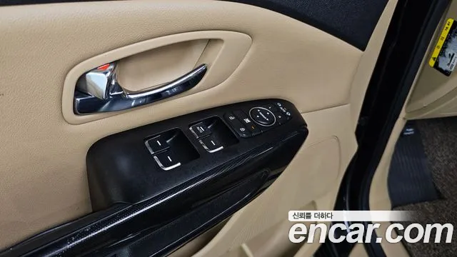Kia Carnival 2015 thumb 11