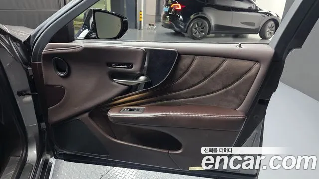 Lexus LS 500h 2018 thumb 12