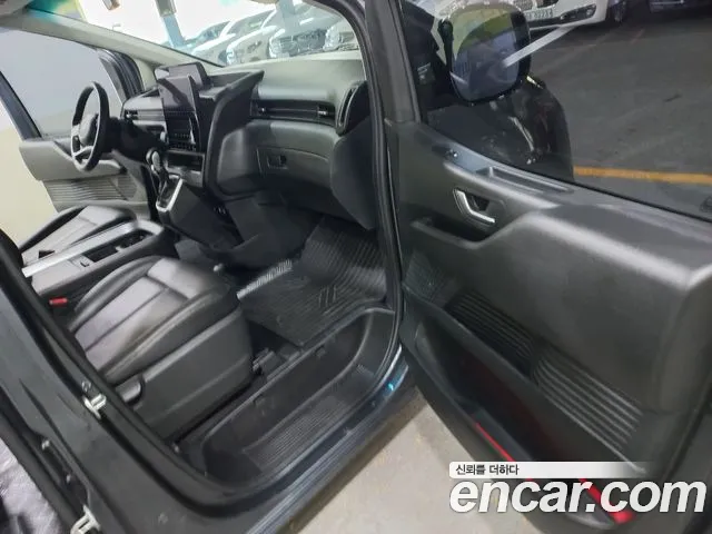 Hyundai Staria 2024 thumb 3