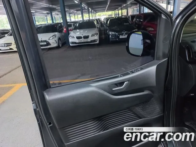 Hyundai Staria 2024 thumb 6