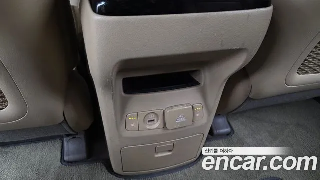 Kia Carnival 2017 thumb 10