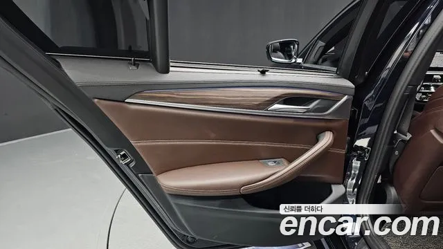 BMW 5 серии 2019 thumb 8