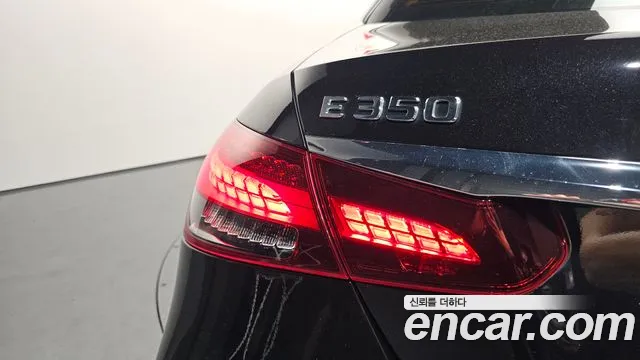 Mercedes-Benz E-Class 2023 thumb 11
