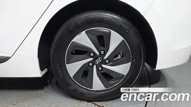 Hyundai Ioniq Hybrid 2017 thumb 4
