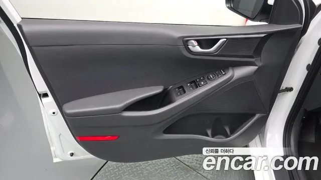 Hyundai Ioniq Hybrid 2017 thumb 9