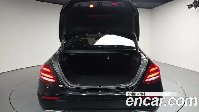 Mercedes-Benz E-Class 2016 thumb 3