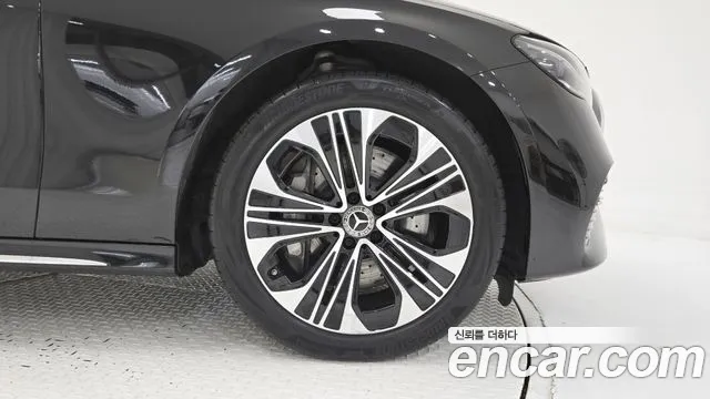 Mercedes-Benz E-Class 2025 thumb 3
